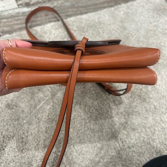 Tory Burch Miller Logo Leather Crossbody
Bag. Aged camello - Picture 6 of 12